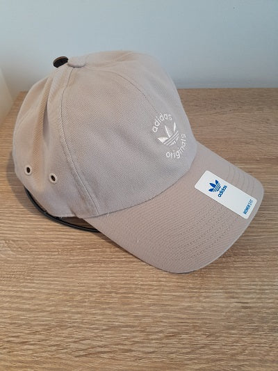 Gorra Adidas Beige Drevon® – Ajuste Cómodo y Estilo Versátil