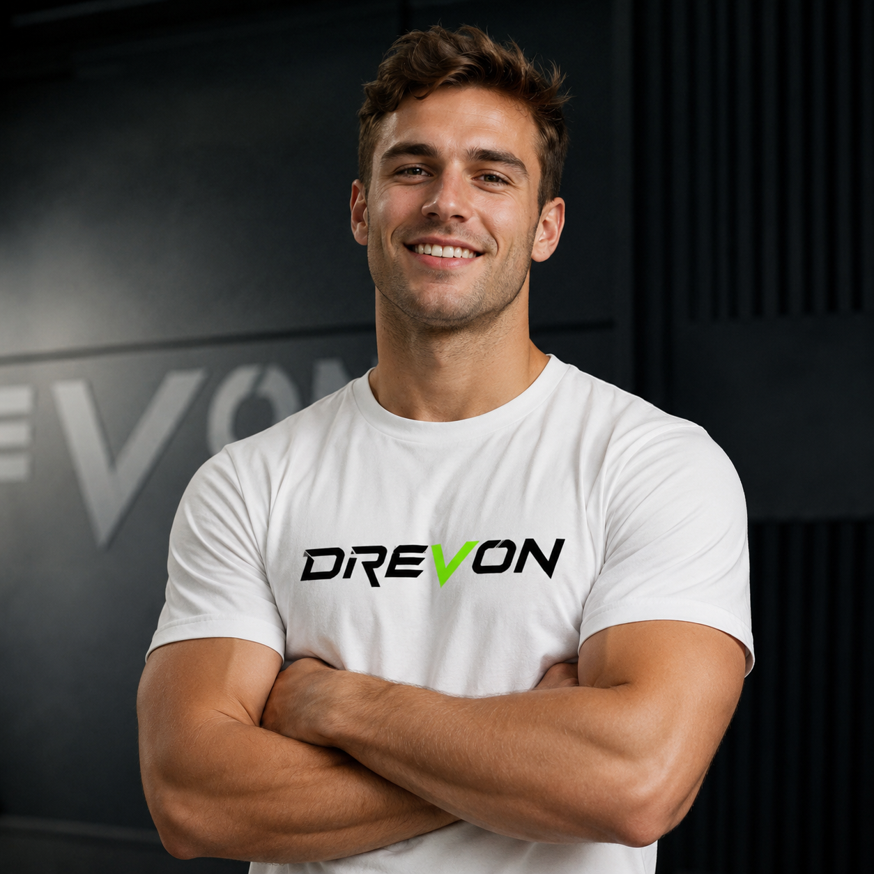 Representante de Drevon usando camiseta de la marca